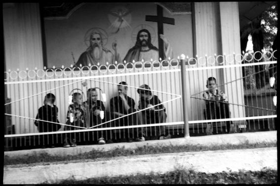 les garons sont entres eux, sous la surveillance de l'glise