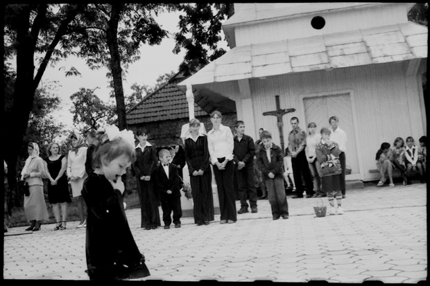 petite fille devant l'�glise, elle cherche son chien