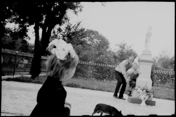 petite fille et son chien  devant l'�glise