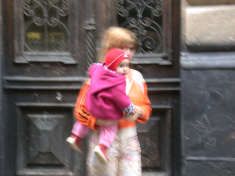 junge mutter als farbtupfer im grau