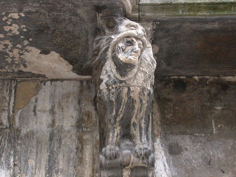 balkontrger lwe mit menschenkopf im maul