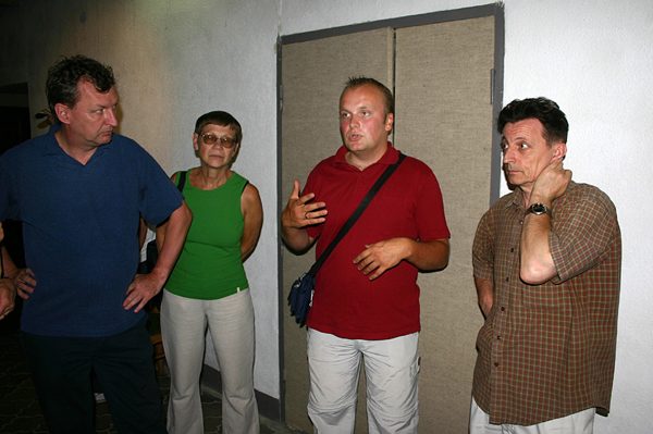 Erster Kontakt mit dem Galeristen (rechts)